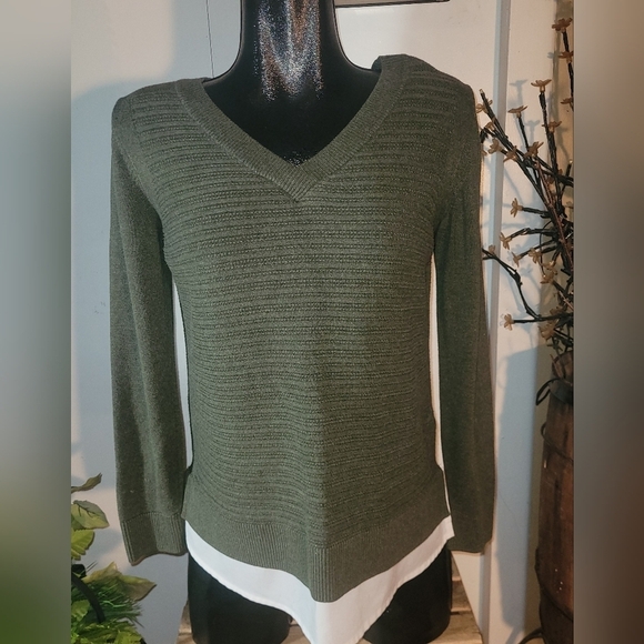 Hilary Radley Khaki V Neck Sweater M - Picture 1 of 6